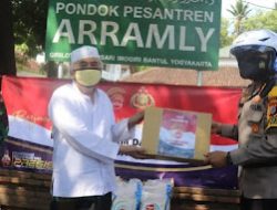 Gunakan Sepeda Motor Kapolres Bantul Serahkan Bansos Untuk Pondok Pesantren.
