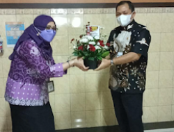 KEMENTAN BORONG BUNGA KRISAN TANDA CINTA UNTUK NAKES