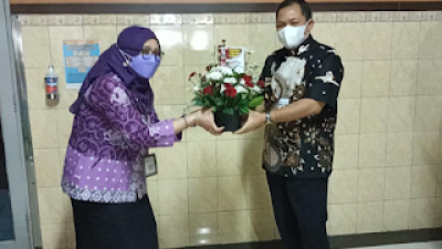 KEMENTAN BORONG BUNGA KRISAN TANDA CINTA UNTUK NAKES