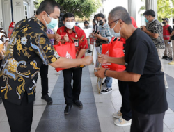 GERAI KOPIMI SEMARANG SENYERAHKAN 1000 PAKET SEMBAKO UNTUK MASYARAKAT ANGGOTA KOPERASI DAN UMKM
