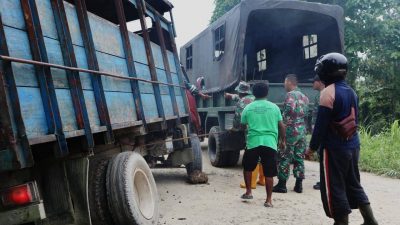Prajurit Satgas Pamtas Yonif Mekanis 403/WP, Bantu Evakuasi Truck Antar Jemput Anak Sekolah Di Perbatasan RI-PNG.