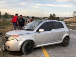 Toyota Yaris Tabrak Pembatas Tol, Akibat Dari Pecah Ban.