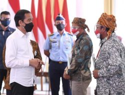 Jokowi Serahkan 124.120 Sertifikat Redistribusi TORA.