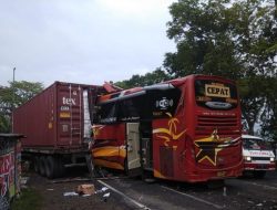 Bus Sugeng Rahayu Vs Truck Kontainer Di Kulonprogo, 2 Orang Tewas.