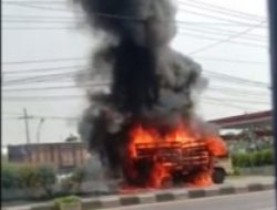Truck Muatan Styrofoam Terbakar Di Trosobo.