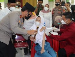 1.249 Pelajar SMA Di Gresik Terima Suntikan Vaksin Sinovac.