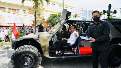 Presiden RI Joko Widodo Gunakan Mobil Rantis,Sapa Masyarakat Di Tarakan