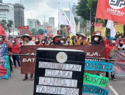 Massa Aksi Buruh Dan Mahasiswa BEM SI Geruduk Istana.
