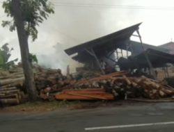Masih Diselidiki Penyebab Kebakaran Pabrik Pengolahan Kayu Di Godean.