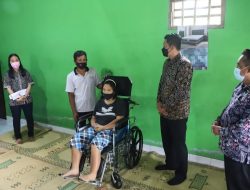 Wabup Sleman Serahkan Bantuan Kursi Roda.