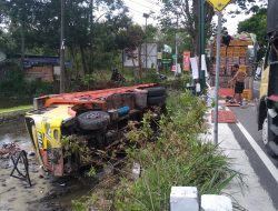 Diduga Sopir Dalam Kondisi Ngantuk, Truck Muatan Telur Hantam Grand Max.