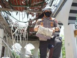Polisi Akan Selidiki Penyebab Runtuhnya Serambi Masjid Besar Al Furqon.