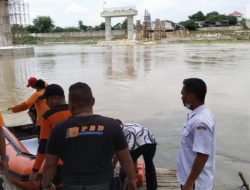 Perahu Tambang Di Sungai Bengawan Solo Terbalik, 12 Orang Dilaporkan Hilang.