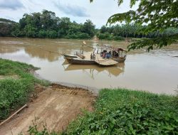Kabinda Sumut Naik Getek Seberangi Sungai Untuk 2000 Warga Yang Belum Tersentuh Vaksin Di Kab.Langkat