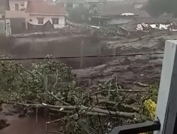 4 Kendaraan Hanyut Terbawa Arus Banjir Bandang Di Kota Batu, Malang