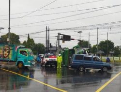 Bus Maju Lancar Terguling Di Perempatan Demak ijo.