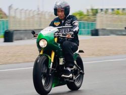 Jokowi Jajal Sirkuit Mandalika Gunakan Motor Kawasaki W175.