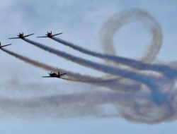 Ajang Balap Motor WSBK Di Sirkuit Mandalika Dimeriahkan Atraksi Aerobatik Pesawat TNI AU.