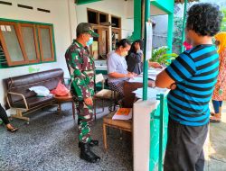 Sertu Priyanto Babinsa Kal.Danukuman Pantau Pembagian Bantuan dan himbauan Prokes kepada Warga.