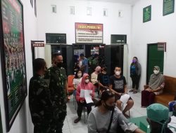 Di Tengah Guyuran Hujan Koramil 03 Serengan Tetap Laksanakan Vaksinasi Warga