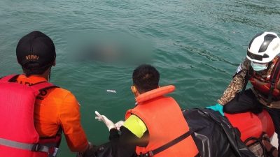 Pengunjung Pantai Karang Hawu Dihantam Ombak Saat Berswafoto, Ditemukan Sudah Meninggal Dunia.
