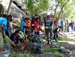 Satgas Pamtas RI -RDTL Yonif 743/PSY Bersama Pelajar Bersihkan Tempat Wisata Religi Di Perbatasan