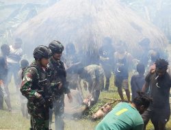 Momen Kebersamaan Acara Tradisi Bakar Batu Prajurit TNI Satgas Yonif RK 114/SM