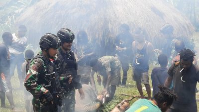 Momen Kebersamaan  Acara Tradisi Bakar Batu Prajurit TNI Satgas Yonif RK 114/SM