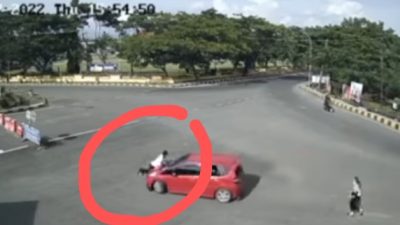 Vidio Viral Seorang Pria Berada di Atas Kap Mobil Yang Melaju