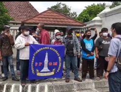 Pendorong Gerobak, Profesi Yang Terlupakan Dalam Program Penataan Malioboro.