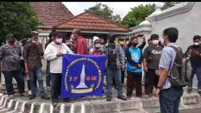 Pendorong Gerobak, Profesi Yang Terlupakan Dalam Program Penataan Malioboro.