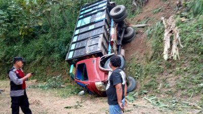 Sopir Lupa Tarik Handbrake, Truck Terjun Bebas Ke Jurang.