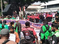 Driver Ojek Online Semarang Demo, Tolak Tarif Murah.