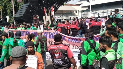 Driver Ojek Online Semarang Demo, Tolak Tarif Murah.