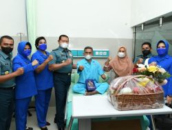 Kasal  Jenguk Prajuritnya yang Alami Cidera Saat Bertugas