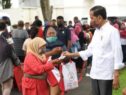 Presiden Jokowi Bagikan Sembako untuk Masyarakat Yogyakarta