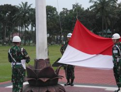 Letkol INF Muhamad Bassarewan Memimpin Upacara Bendera Merah Putih
