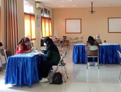 Para Calon Mahasiswa Baru STIKes Mitra RIA Husada Jakarta Mengikuti Proses Wawancara