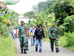 Tanamkan Rasa Nasionalisme, Dandim 1012/Buntok Bagikan Bendera Merah Putih ke Pelosok Desa