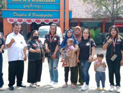 Ditinggal Ayahnya Sejak Kecil, Fika Dapat Bantuan Untuk Biaya Seragam Sekolah Dari FKJR
