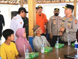 Kapolda DIY Irjen Pol Suwondo Nainggolan Kunjungi Korban Tanah Longsor di Blembem Candirejo Semin