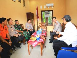 Irjen Pol Suwondo Nainggolan Berjanji Berikan Beasiswa Pendidikan Kepada Anak Korban Tanah Longsor Candirejo Semin