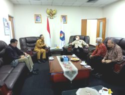 Mantan Kepala BKKBN Haryono Suyono Bernostalgia Dengan Dirjen Bina Pemerintahan Desa Kemendagri