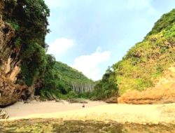 Pantai Berpasir Putih Diujung Barat Kabupaten Gunungkidul