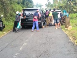 Jajaran Polsek Gedangsari Bantu Pengendara yang Alami Trouble saat Melewati Tanjakan Clongop