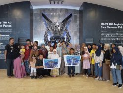 Kamuspusdirla Bagikan Merchandise ke Pengunjung Dalam Rangka Peringati Hari Pendidikan Nasional