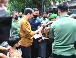 Akhir Pekan, Presiden dan Ibu Iriana Bagikan Bantuan untuk Pedagang dan Masyarakat
