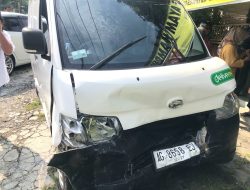 Terlibat Tabrakan, Dua Mobil Alami Kerusakan pada Bagian Depan