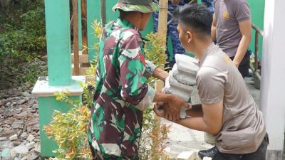 Memasuki Hari Ke 3 Sinergi TNI dan Polri Bantu Warga Memperbaiki Rumah Warga Terdampak