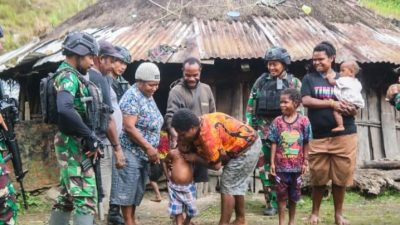 Cara Personil Satgas Raider 300 Siliwangi di Distrik SINAK Merebut Hati, Pikiran dan Simpati Masyarakat Papua